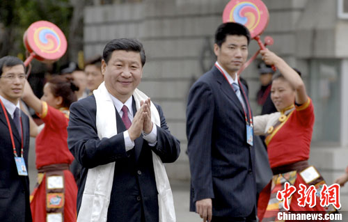习近平率中央代表团抵达拉萨各界群众夹道欢迎